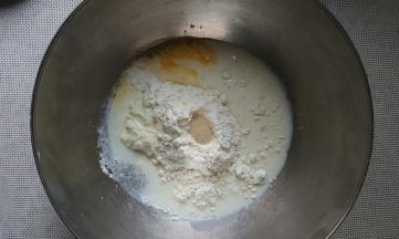 将汉堡原料除黄油外，全部称量准备后混合。