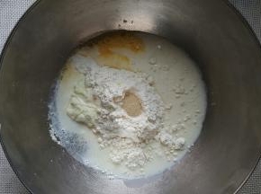 将汉堡原料除黄油外，全部称量准备后混合。