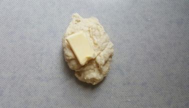 揉到面团出面筋后，加入黄油继续揉面。