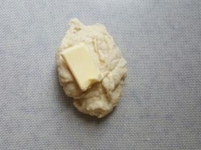 揉到面团出面筋后，加入黄油继续揉面。