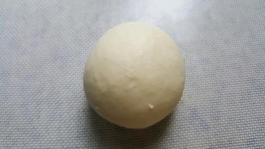 揉到面团出面筋后，加入黄油继续揉面。