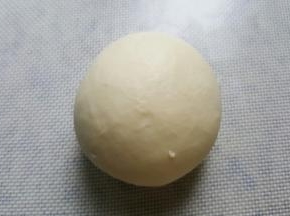 揉到面团出面筋后，加入黄油继续揉面。