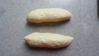 将面团一分为二。