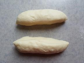 将面团一分为二。