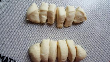 再将两个面团分别分成6个，这样就可以得到12个面胚。