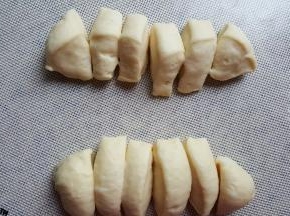 再将两个面团分别分成6个，这样就可以得到12个面胚。