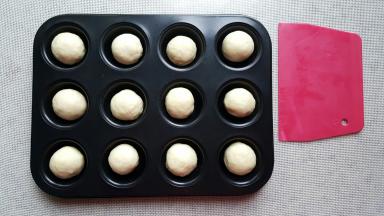 这个模具十分小，旁边以刮板作为参考量，大约30*20cm。把滚圆的面包胚放入模具中进行二次发酵。