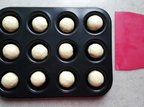 这个模具十分小，旁边以刮板作为参考量，大约30*20cm。把滚圆的面包胚放入模具中进行二次发酵。