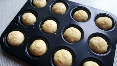 二次发酵结束后，表面刷蛋液撒上小麦胚芽进行装饰。