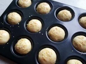 二次发酵结束后，表面刷蛋液撒上小麦胚芽进行装饰。