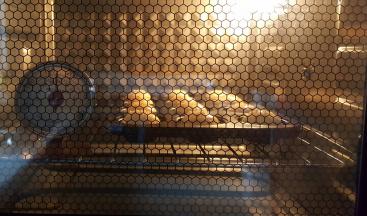 放入预热好的烤箱中，上下火175度，烤10分钟。