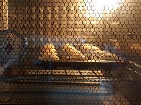 放入预热好的烤箱中，上下火175度，烤10分钟。