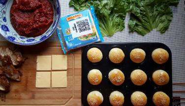 当汉堡胚烤好后，准备制作汉堡所需要的蔬菜与奶酪片等。