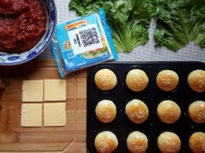 当汉堡胚烤好后，准备制作汉堡所需要的蔬菜与奶酪片等。