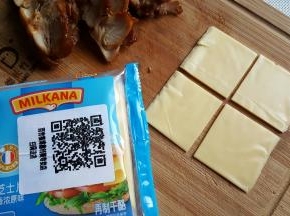 将一片奶酪片一分为四，12个汉堡胚切三片就够了。