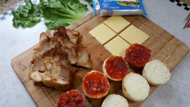 开始组装，汉堡胚第一层先涂抹自制番茄酱。