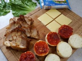 开始组装，汉堡胚第一层先涂抹自制番茄酱。