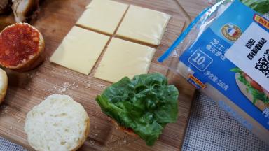 然后上面覆盖一片生菜叶。