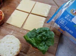 然后上面覆盖一片生菜叶。