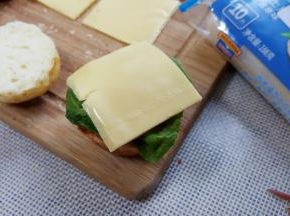 加一片切好的奶酪片。