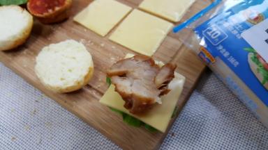 再加适量的鸡腿肉。