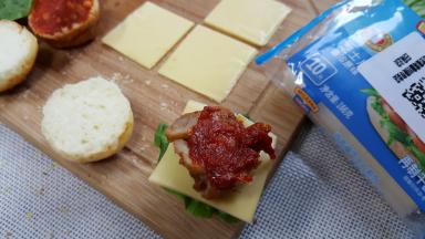 在鸡腿肉上再涂抹番茄酱，盖上另一片汉堡胚用牙签固定好，我完成了。