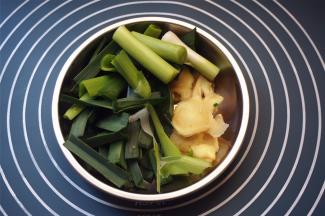 大蒜切段，生姜切片。