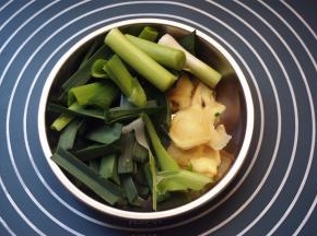 大蒜切段，生姜切片。