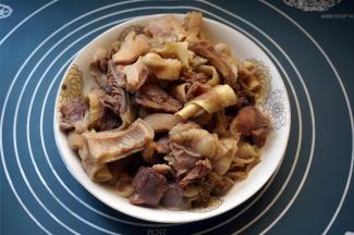 草肚洗刷干净后，连同牛腩一起放入清水锅，煮至沸腾，捞起。