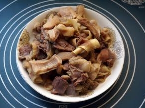 草肚洗刷干净后，连同牛腩一起放入清水锅，煮至沸腾，捞起。