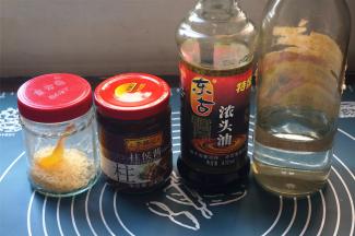 准备这次的调料：食用油，家乐浓汤宝炆炖汤膏，沙姜，料酒，老抽，柱候酱，鸡精，黄糖。