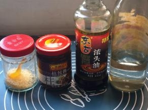 准备这次的调料：食用油，家乐浓汤宝炆炖汤膏，沙姜，料酒，老抽，柱候酱，鸡精，黄糖。