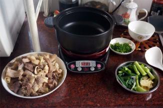 将电砂锅放到主机上，通电，准备开始烹饪。