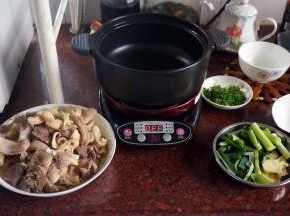 将电砂锅放到主机上，通电，准备开始烹饪。