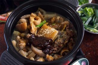 添加调味料：料酒15毫升，老抽1大勺，柱候酱1大勺，鸡精1小勺，黄糖1/4片。