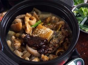 添加调味料：料酒15毫升，老抽1大勺，柱候酱1大勺，鸡精1小勺，黄糖1/4片。