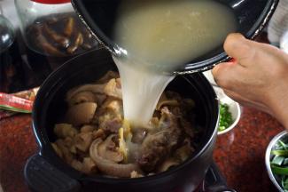 锅里放入1大勺食用油，然后放入蒜白以及主料。另起一锅，放入3玩清水，一块浓汤宝，一块沙姜，煮沸腾后将汤水倒入砂锅。