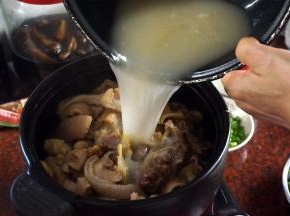 锅里放入1大勺食用油，然后放入蒜白以及主料。另起一锅，放入3玩清水，一块浓汤宝，一块沙姜，煮沸腾后将汤水倒入砂锅。