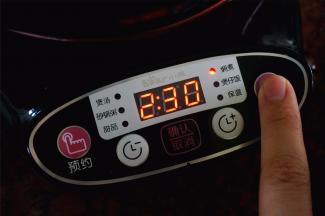 选择“焖煮”程序，时间默认为2:30，时间可调，这次烹饪时间修改为2小时，按下“确认”键开始烹饪。