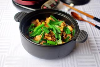 出锅前放入蒜尾，盖锅焖2分钟即可上桌享用。