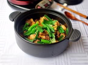 出锅前放入蒜尾，盖锅焖2分钟即可上桌享用。