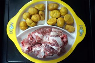 将汤料洗净，蜜枣一分为二，放入汤煲里。