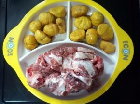 将汤料洗净，蜜枣一分为二，放入汤煲里。