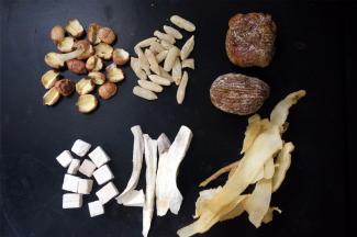 排骨冷水入锅，煮至水沸腾后捞起冲洗干净血沫，备用。