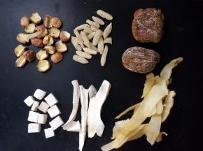 排骨冷水入锅，煮至水沸腾后捞起冲洗干净血沫，备用。