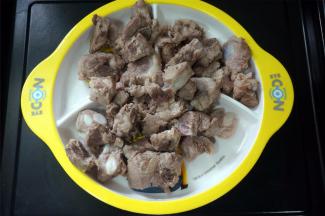 将排骨放入汤煲，然后加入清水至最大刻度线处。