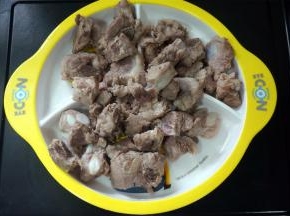 将排骨放入汤煲，然后加入清水至最大刻度线处。