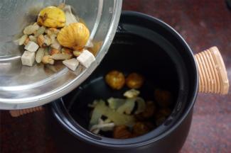 启动预约功能，选择煲汤2小时，预约时间选择3小时点击确认。