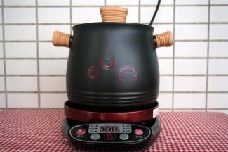 此时放入2小勺食盐调味。