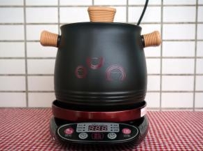 此时放入2小勺食盐调味。